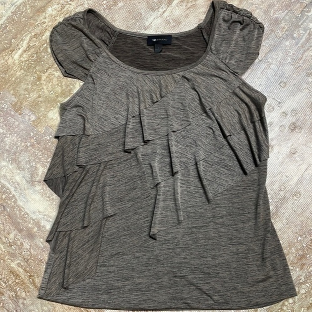 AB Studio women’s sleeveless ruffled blouse. Size S.